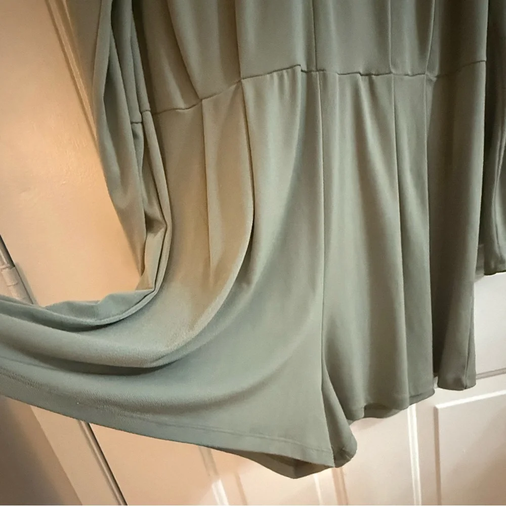 Forever 21 Plus Green Long Sleeve Romper - Picture 3 of 10